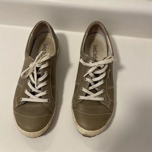 Beige classy sneakers